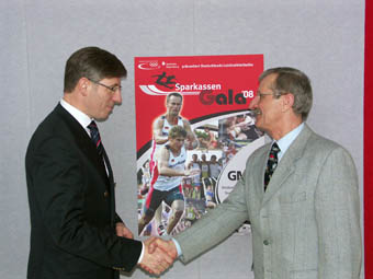 Franz-Xaver Lindl (Sparkasse Regensburg) und Otto Prinzing (athletics SPORT GmbH)